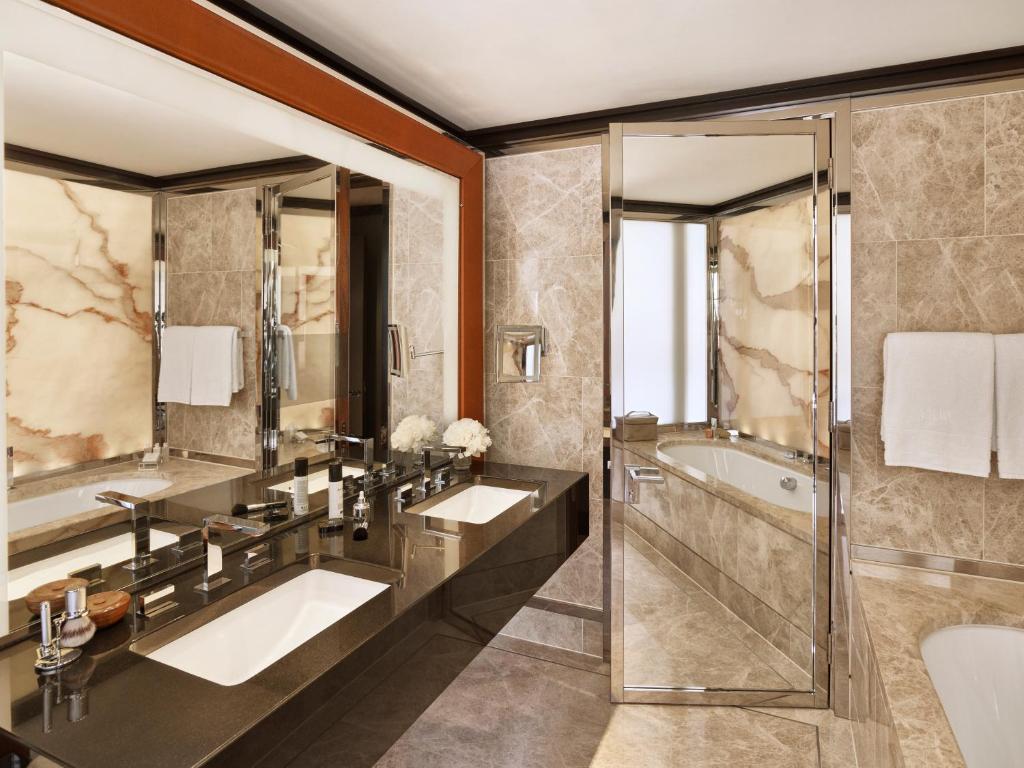 Park Lane Balcony Suite - Image 2