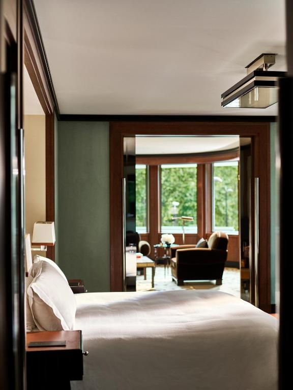 Park Lane Balcony Suite - Image 3