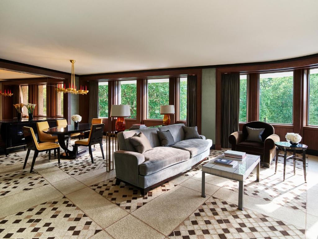 Park Lane Balcony Suite - Image 1