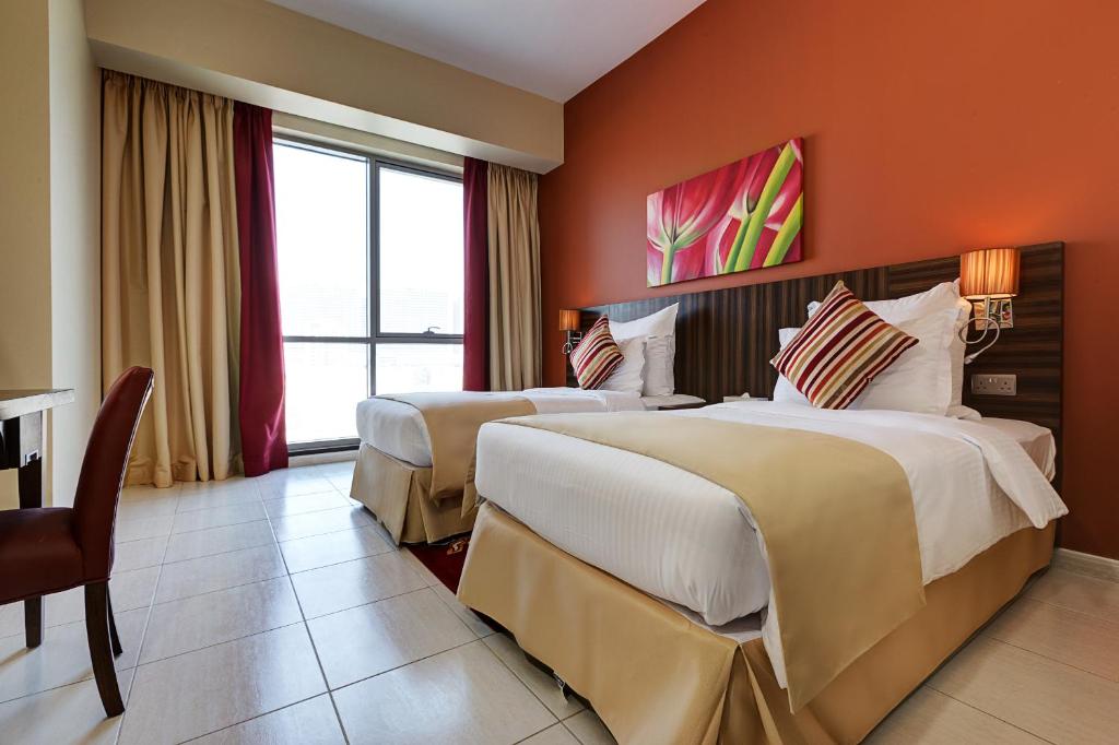 Deluxe Two Bedroom Apartment with Balcony - Image 11