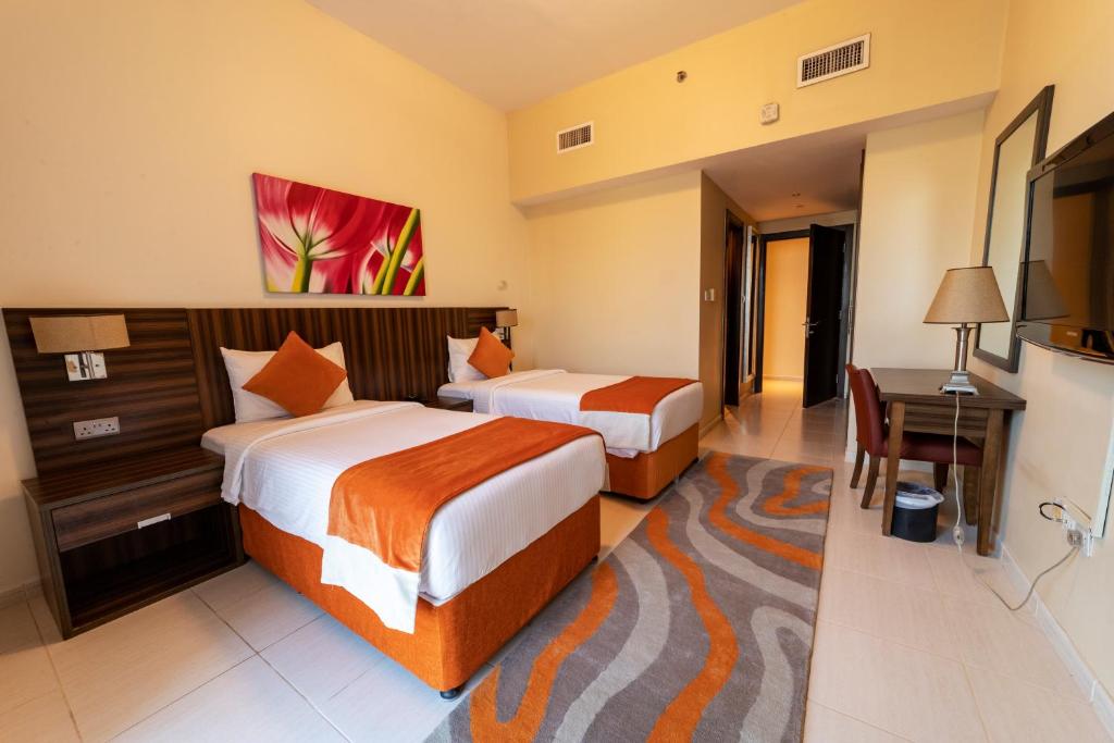 Deluxe Two Bedroom Apartment with Balcony - Image 14