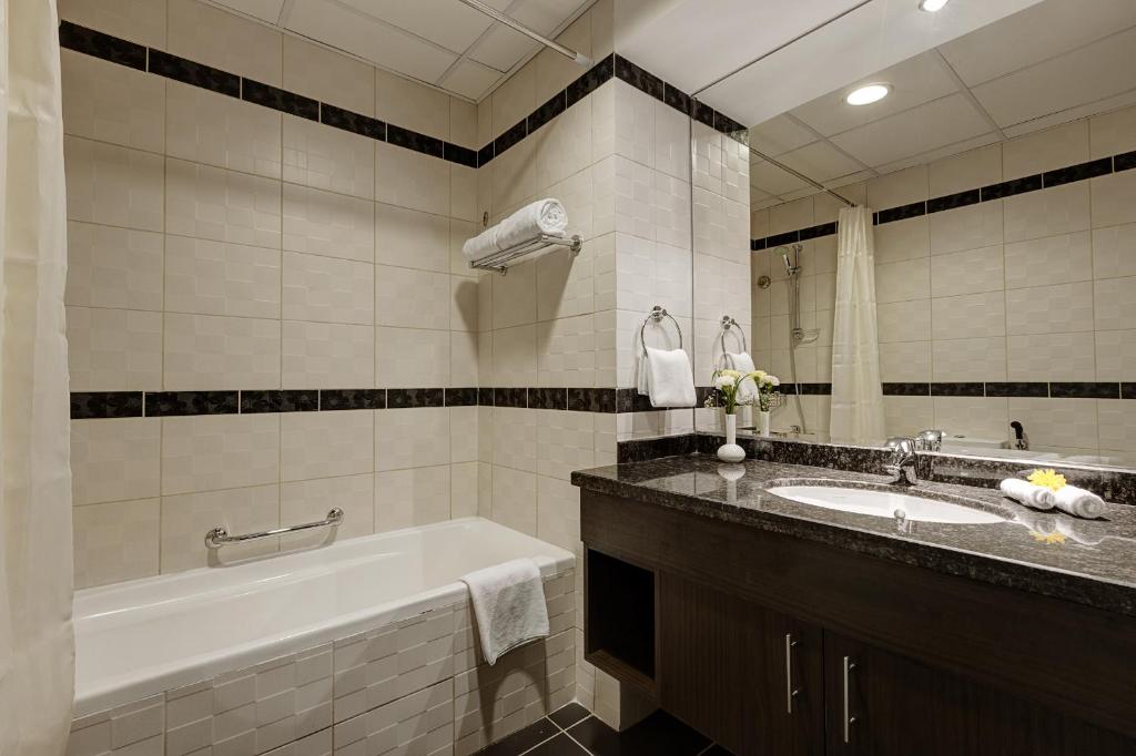 Deluxe Two Bedroom Apartment with Balcony - Image 3