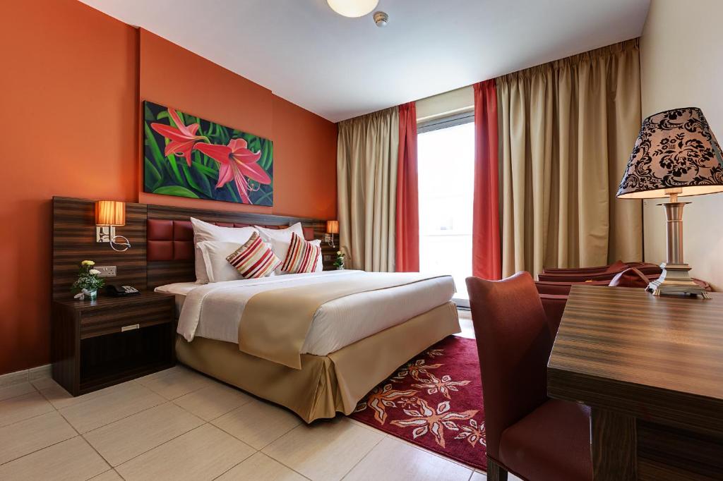 Deluxe Two Bedroom Apartment with Balcony - Image 4