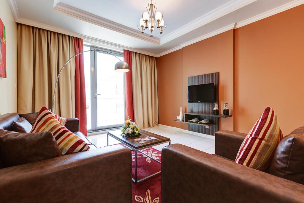 Deluxe Two Bedroom Apartment with Balcony - Image 5