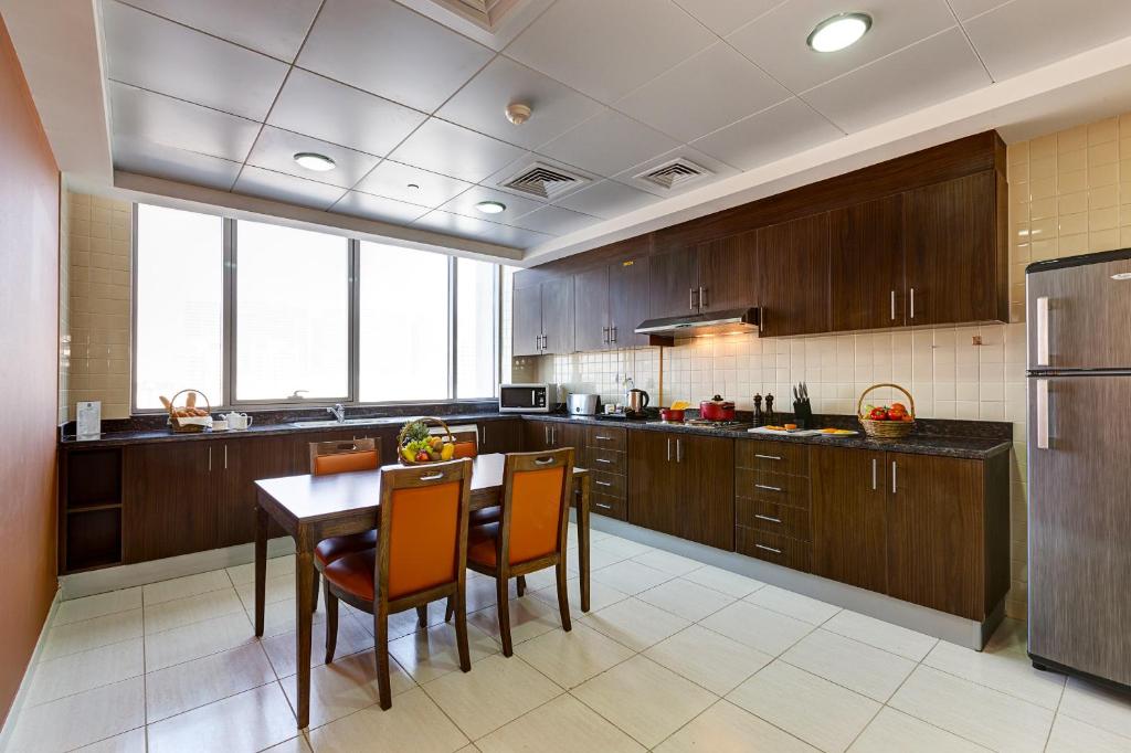 Deluxe Two Bedroom Apartment with Balcony - Image 8