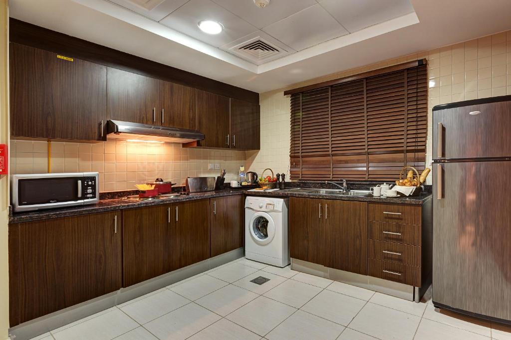 Deluxe Two Bedroom Apartment with Balcony - Image 9