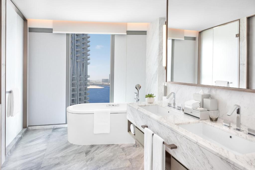 City View Executive Suite with Club Lounge access - Image 3