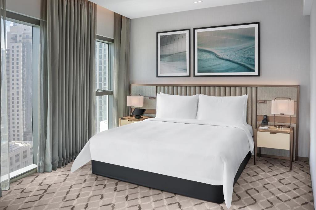 City View Executive Suite with Club Lounge access - Image 4