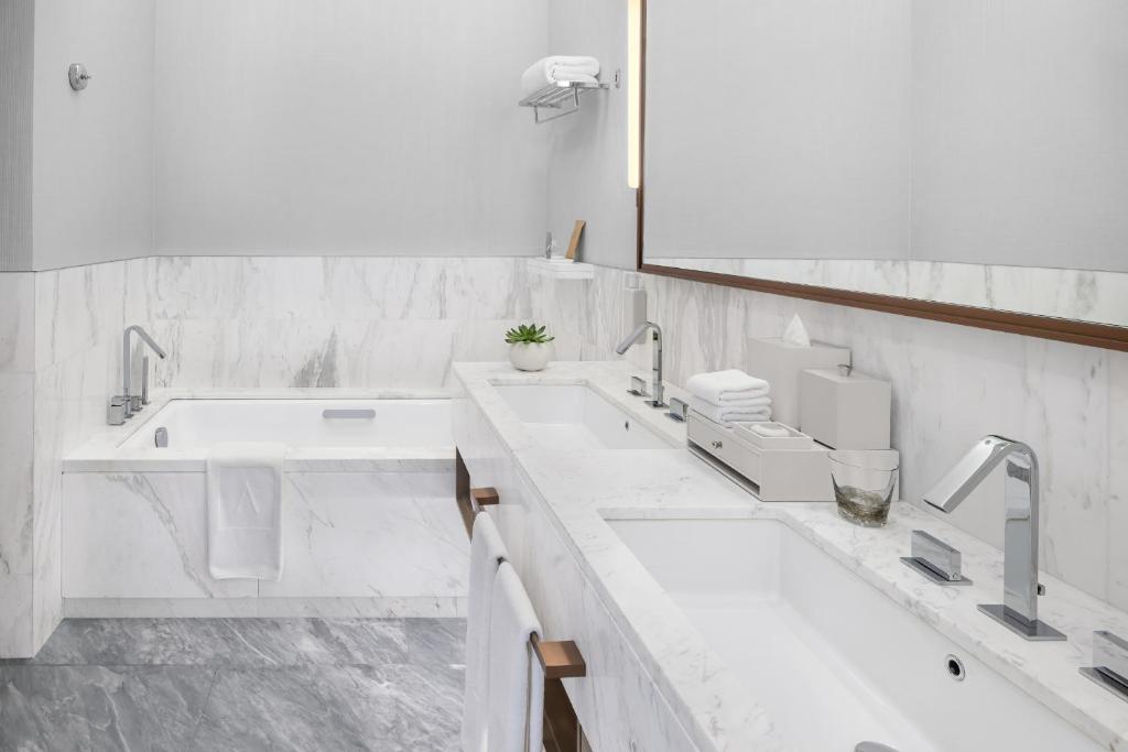 Creek View Premier Room with Private Balcony - Image 3