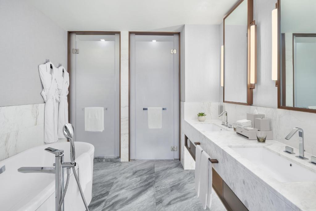 Luxurious Family Stay - Deluxe Interconnecting Rooms - Image 3