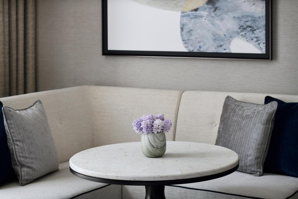 Club Burj Khalifa & Fountain View Room with Balcony and Lounge Access - Image 3