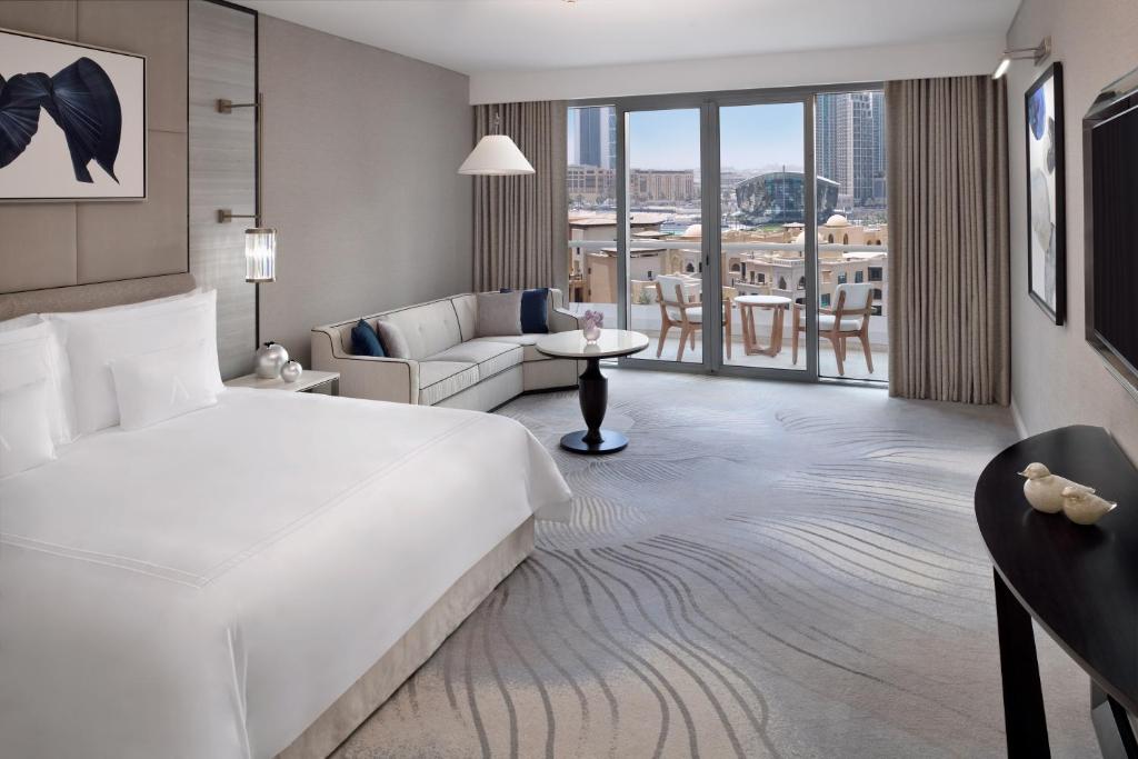 Club Burj Khalifa & Fountain View Room with Balcony and Lounge Access - Image 1