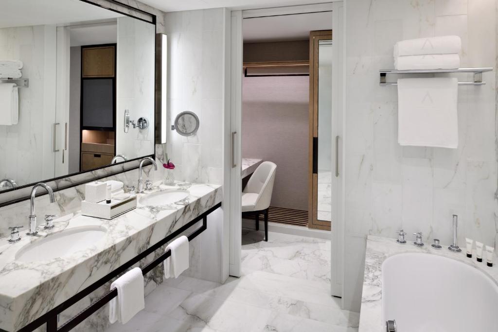 Premier Burj Khalifa & Fountain View Room with Balcony - Image 1