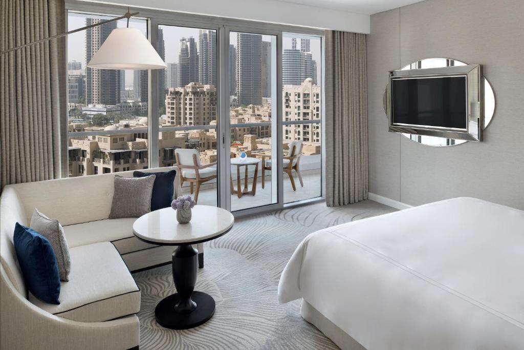 Premier Downtown View Room with Balcony - Image 4