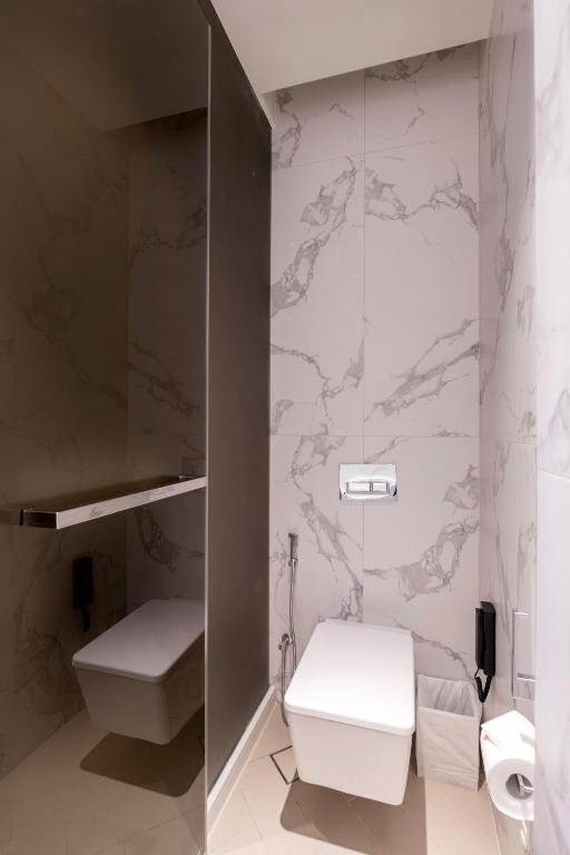 Two-Bedroom Deluxe Apartment with Balcony - Image 11