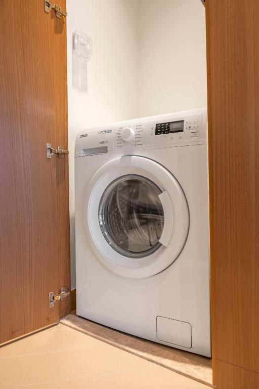 Two-Bedroom Deluxe Apartment with Balcony - Image 25