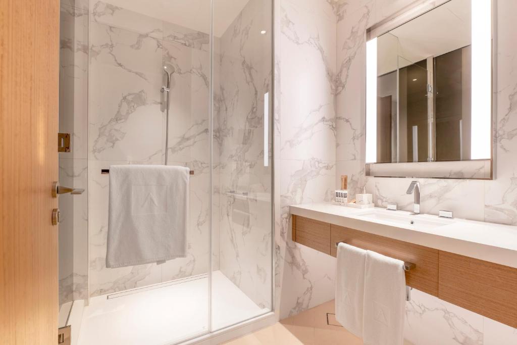 Two-Bedroom Deluxe Apartment with Balcony - Image 28