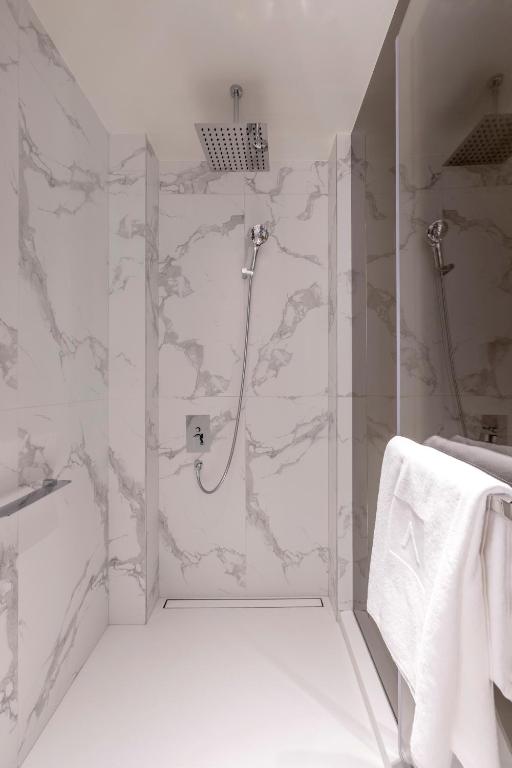 Two-Bedroom Deluxe Apartment with Balcony - Image 29