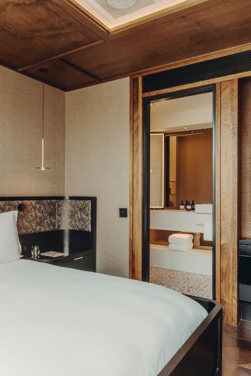 Aethos Skyline Room - Image 4