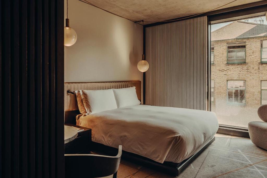Executive Room - Image 1