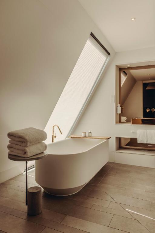 London Balcony Suite - Image 2