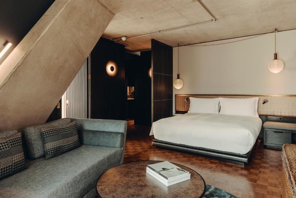 London Balcony Suite - Image 1