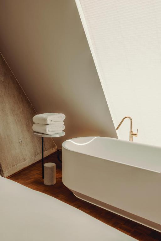 Shoreditch Balcony Suite - Image 3