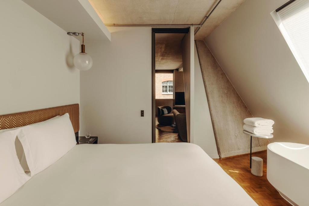 Shoreditch Balcony Suite - Image 4