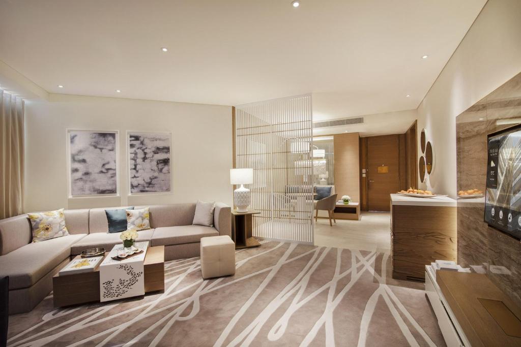 One Bedroom Suite with Lounge Access - Image 3