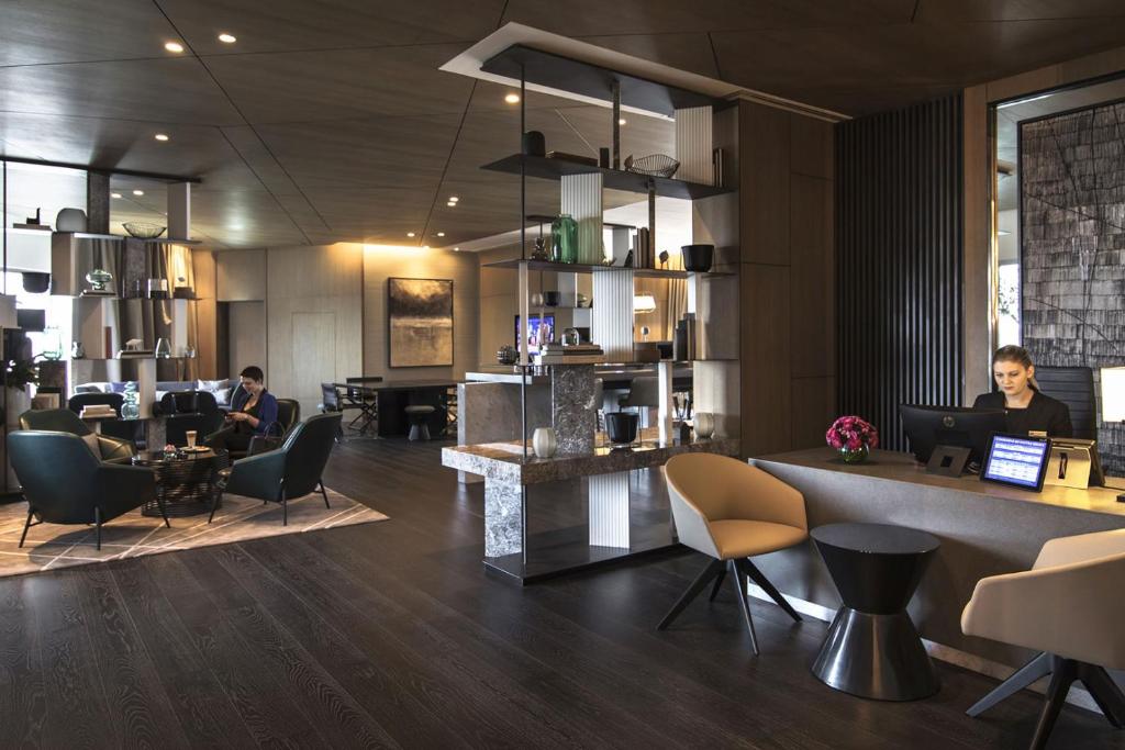 One Bedroom Suite with Lounge Access - Image 5