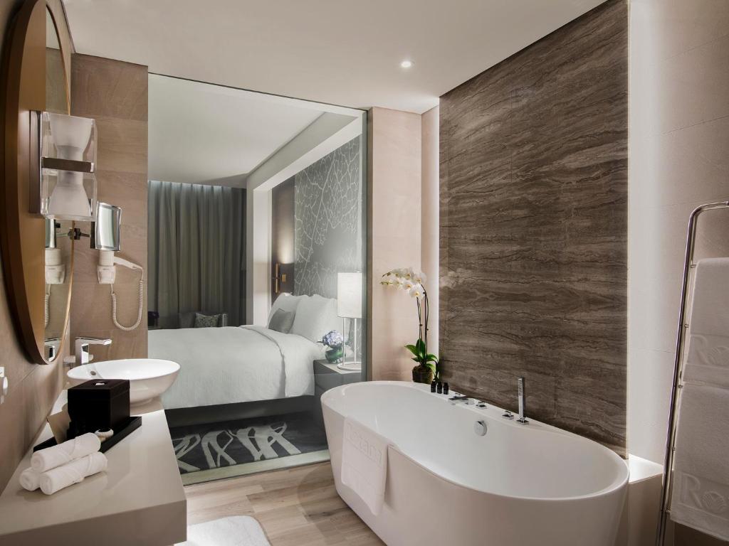 Room with Lounge Access - King Bed - Image 1