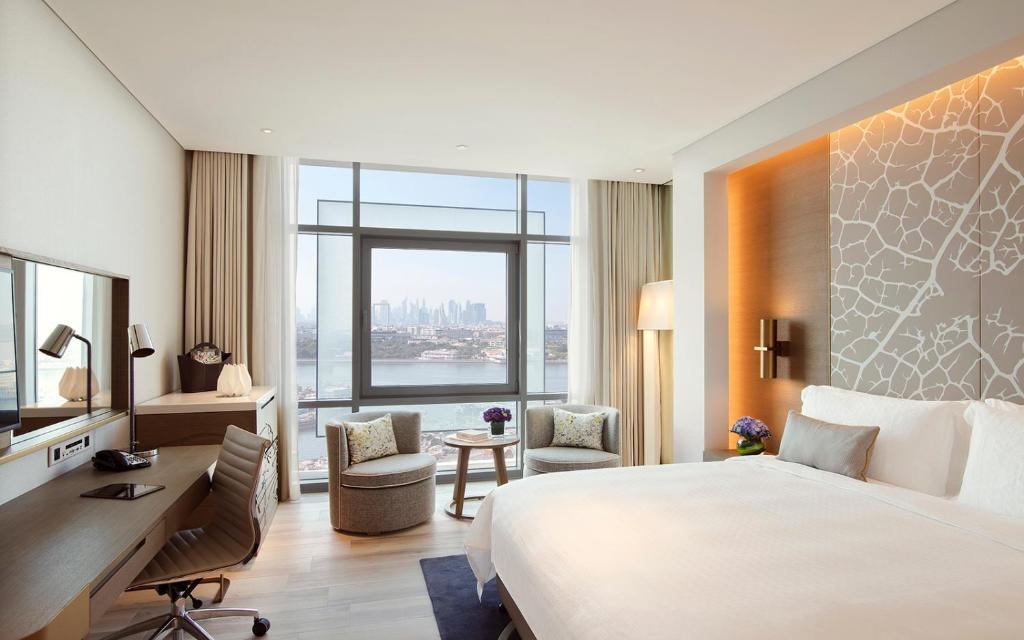 Room with Lounge Access - King Bed - Image 2