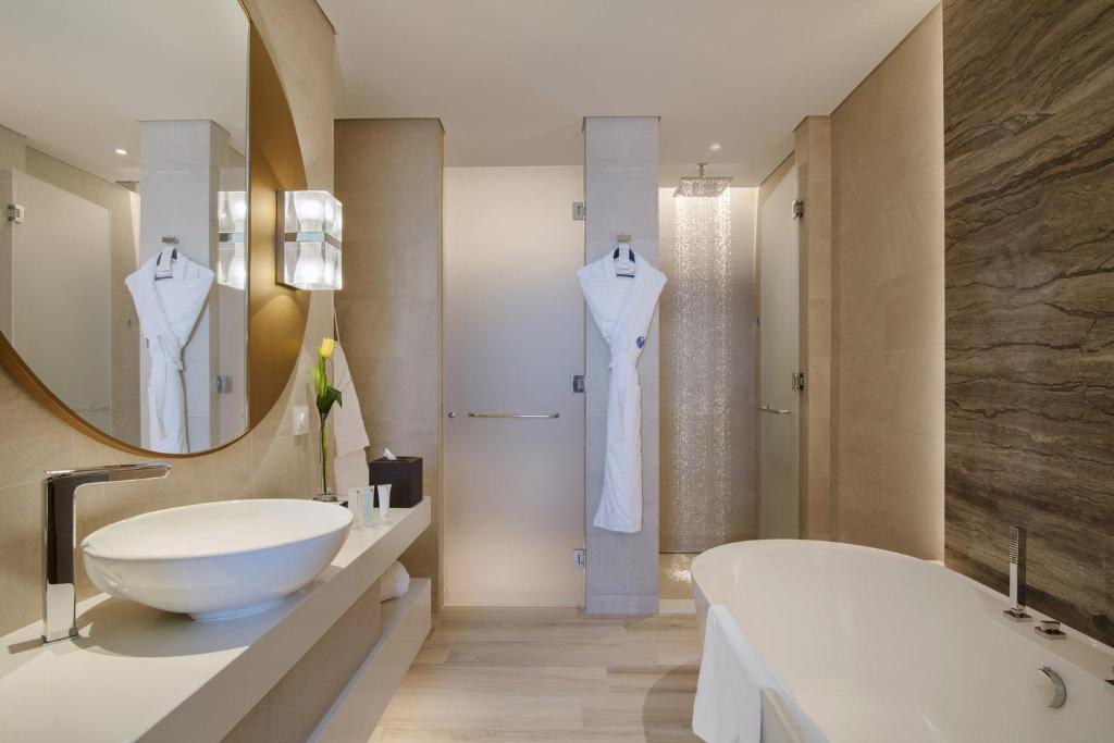 Room with Lounge Access - King Bed - Image 4