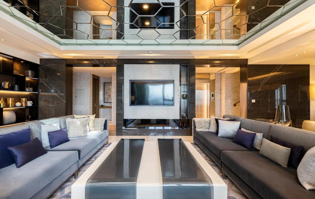 Royal Suite - Image 11