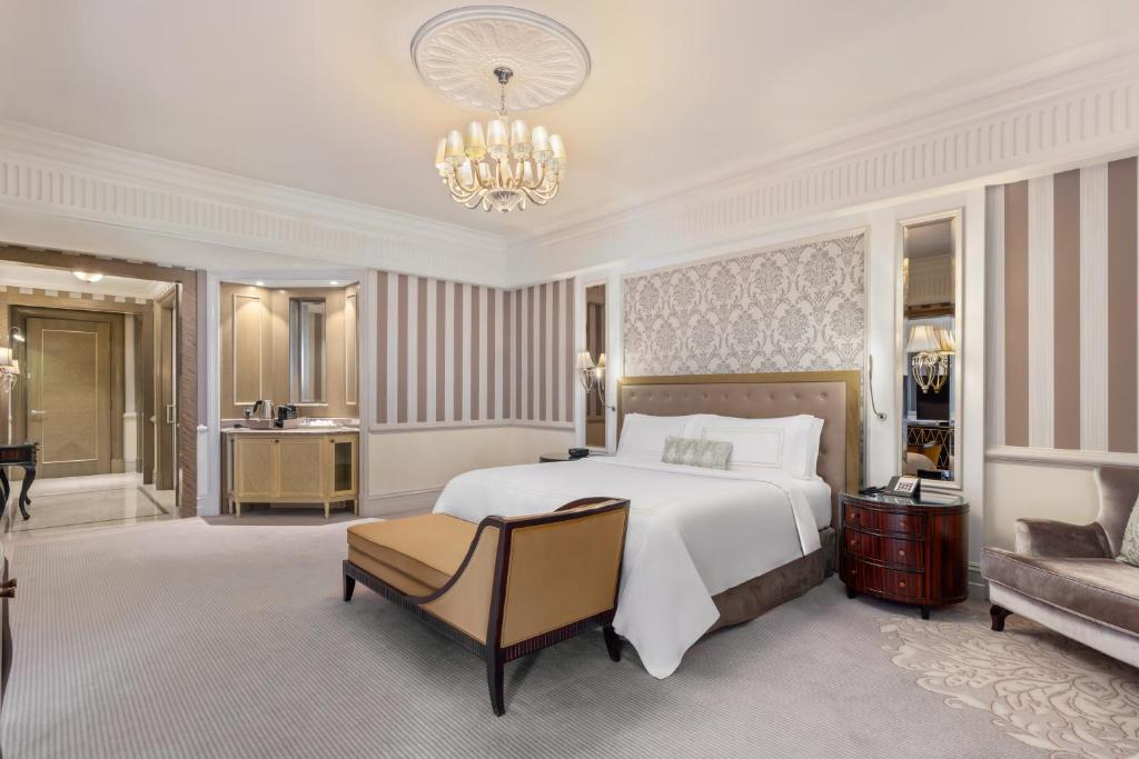 Diplomate Suite - Image 2