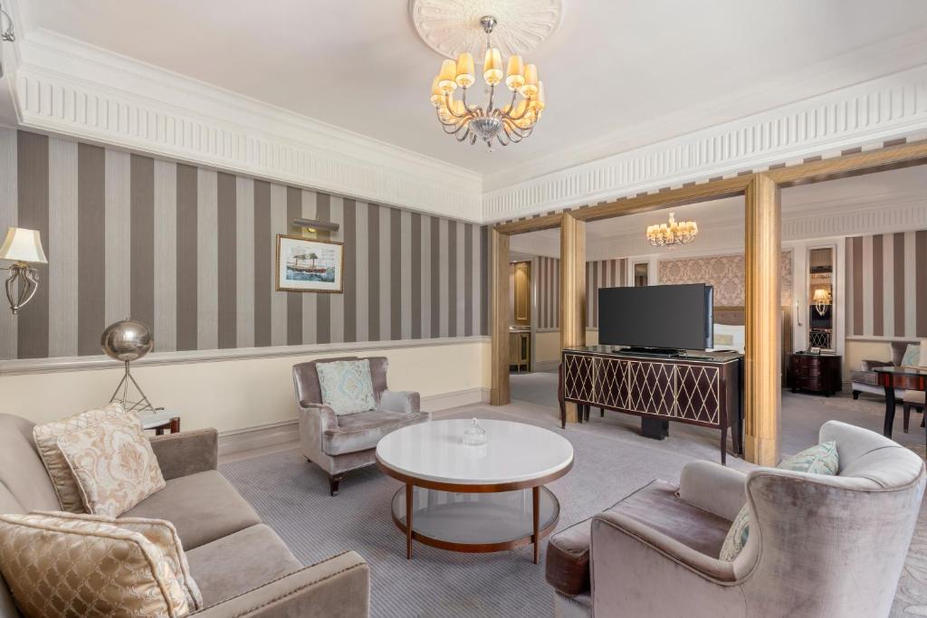 Diplomate Suite - Image 1