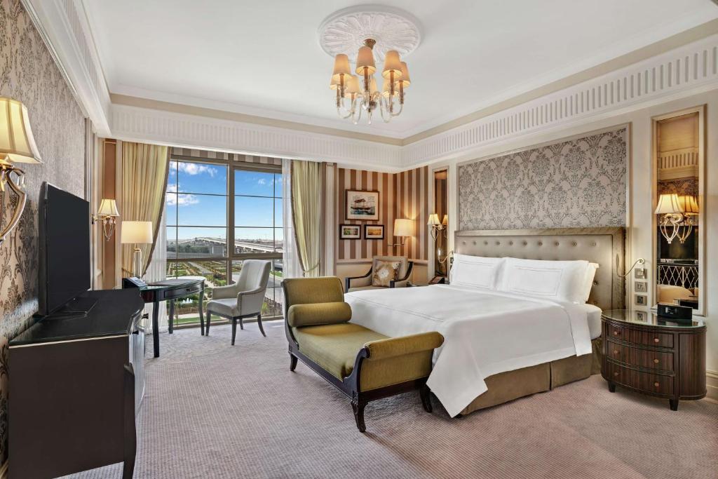 Grand Deluxe King Room - Image 1