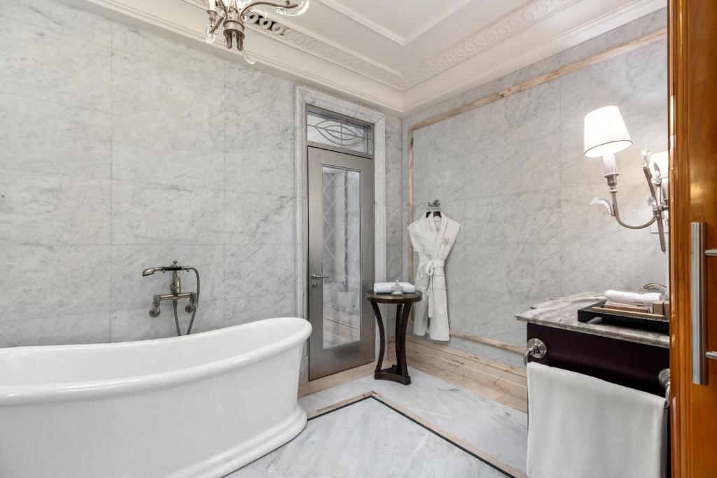 Grand Suite - Image 8