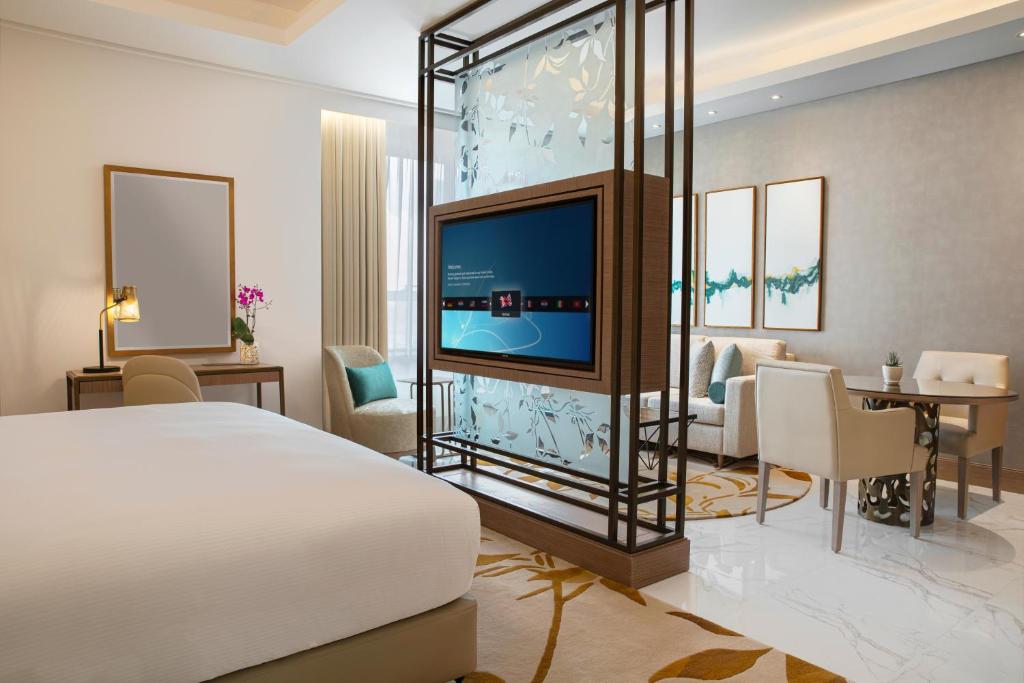 King Bed Room - Pool View with Premium Benefits