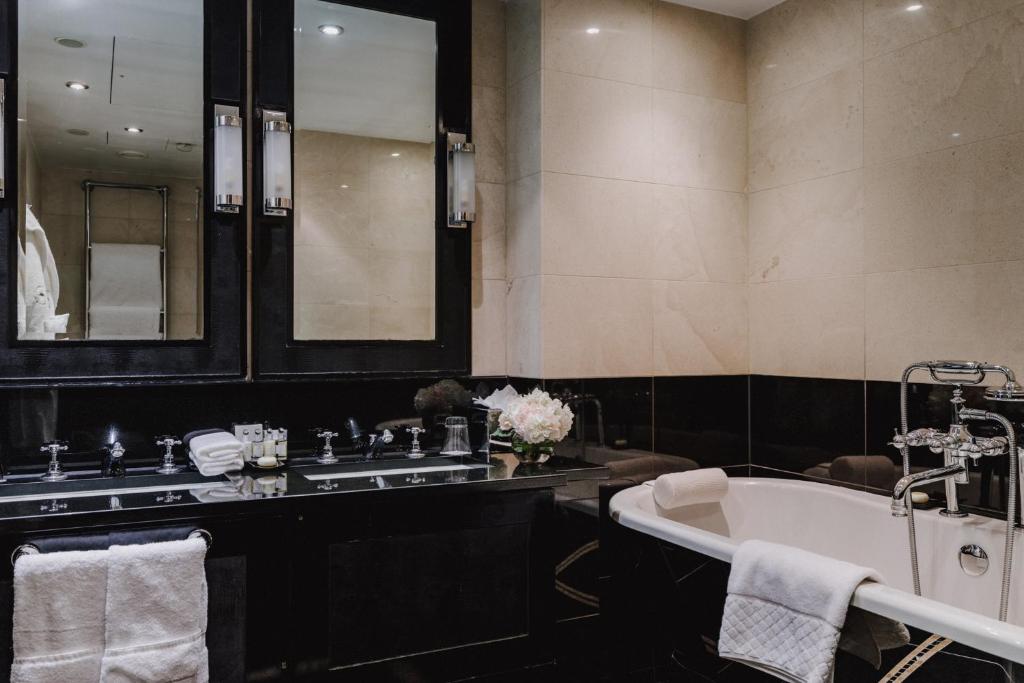 Deluxe Room - Image 3