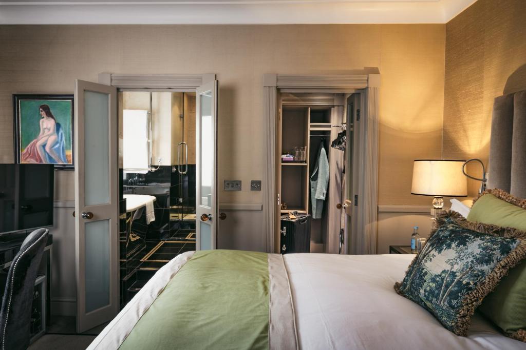 King Room with Balcony - Image 1