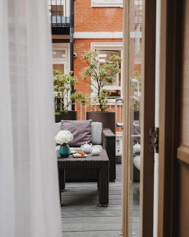 King Room with Balcony - Image 3