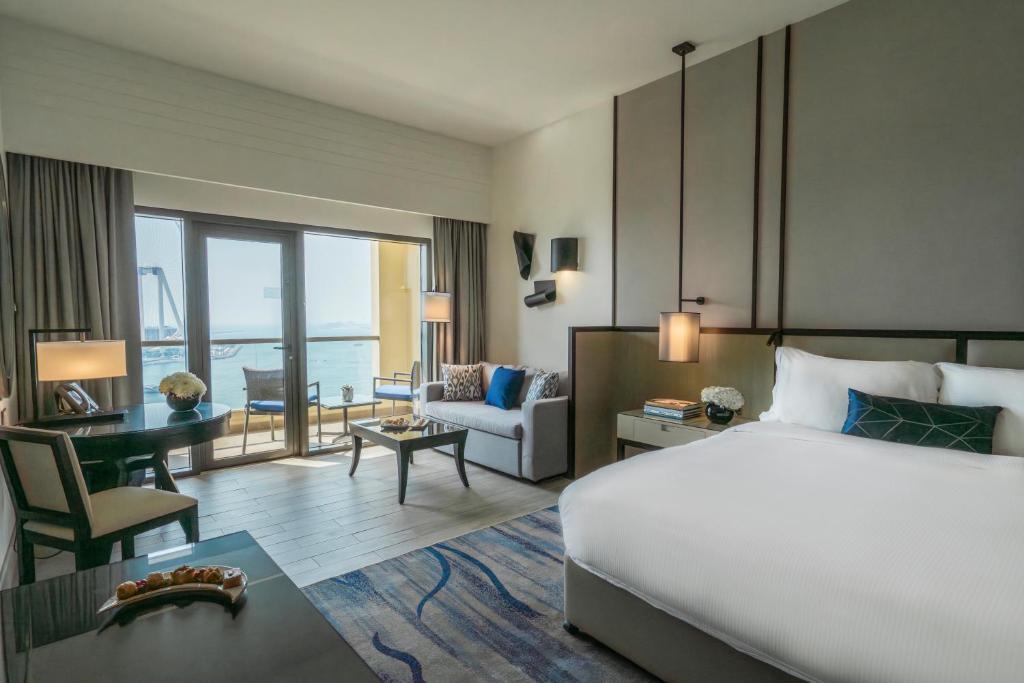 Ain Dubai Sea View Room with Balcony - King Bed - Image 4