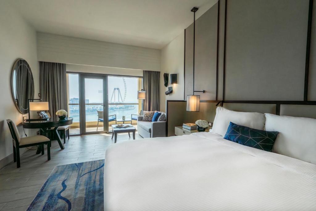 Ain Dubai Sea View Room with Balcony - King Bed - Image 5