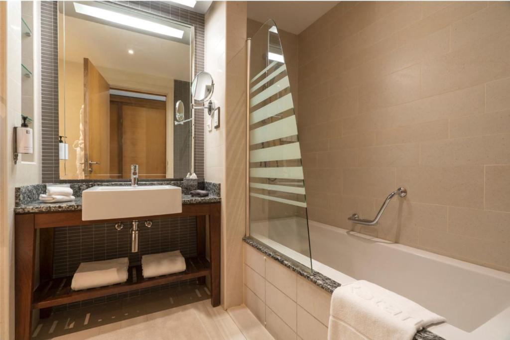 Ain Dubai Sea View Room with Balcony - Twin Bed - Image 2