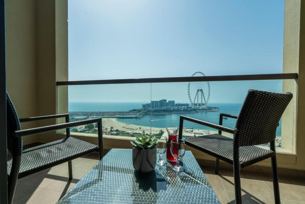 Ain Dubai Sea View Room with Balcony - Twin Bed - Image 3