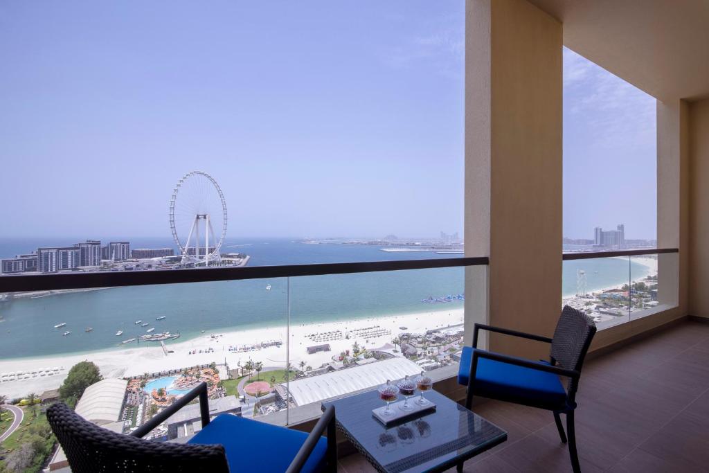 Sea Front One Bedroom Suite with Balcony and Lounge Access - Image 1