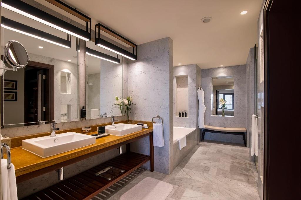 Sea Front One Bedroom Suite with Balcony and Lounge Access - Image 2