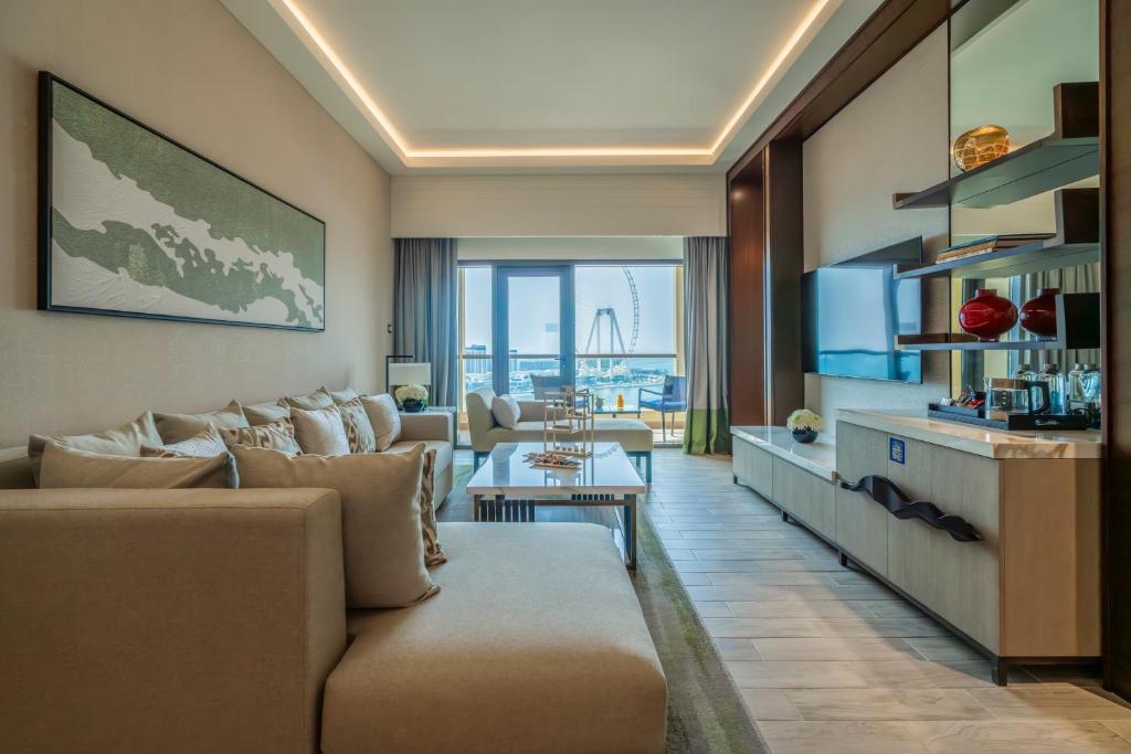 Sea Front One Bedroom Suite with Balcony and Lounge Access - Image 3