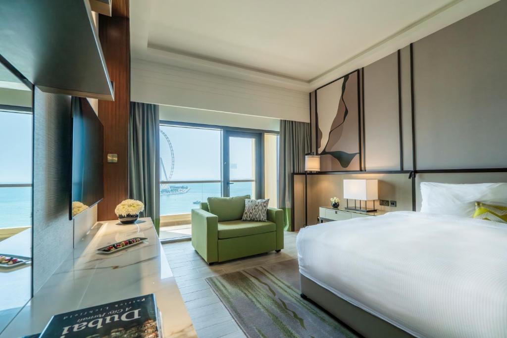 Sea Front One Bedroom Suite with Balcony and Lounge Access - Image 4